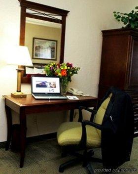 University Square Hotel Fresno Room photo