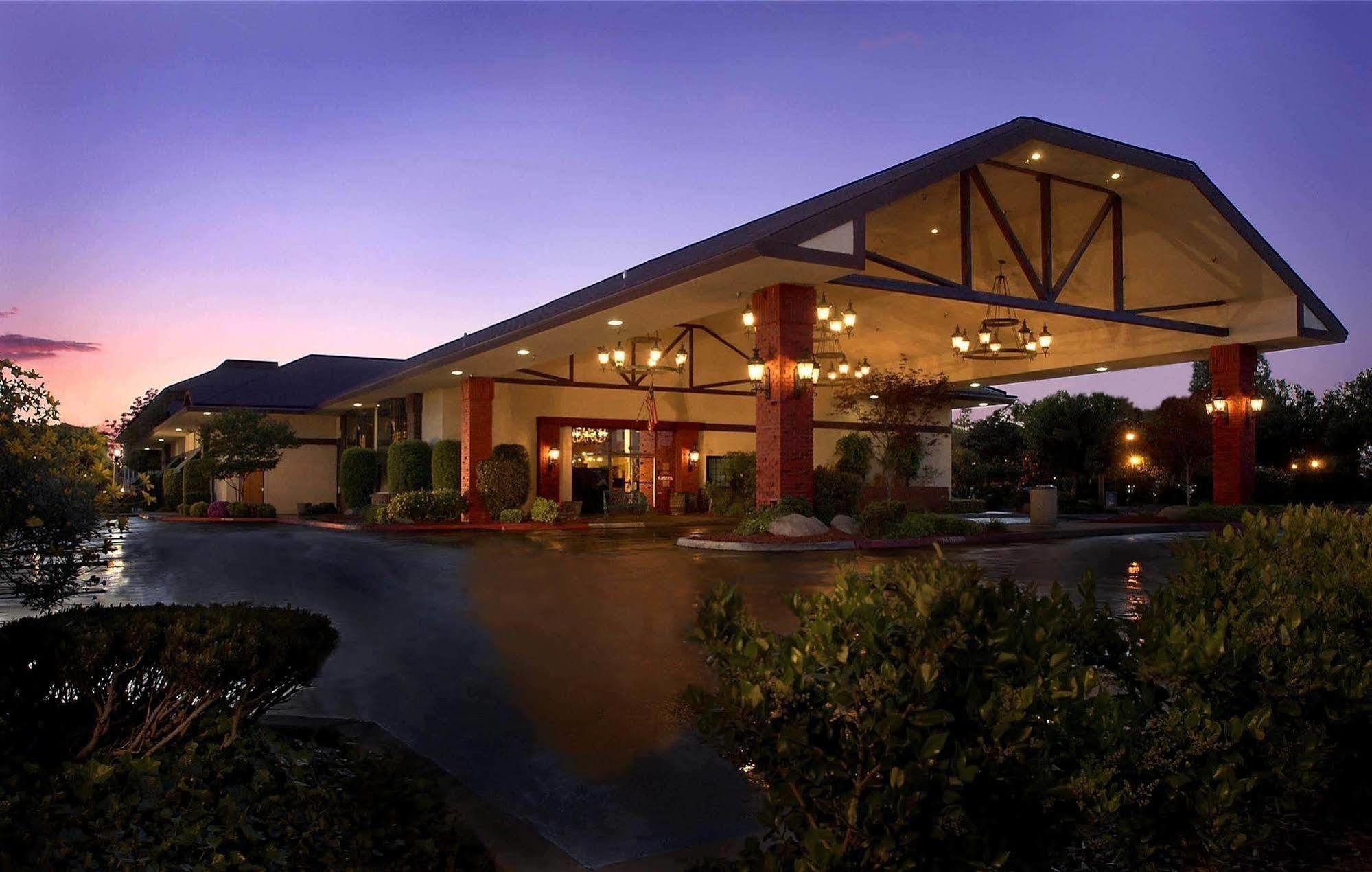 University Square Hotel Fresno Exterior photo